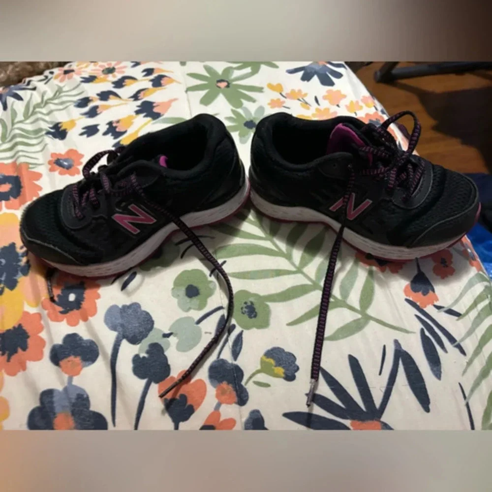 New balance Kids' 680 Running Shoe black with pink & purple size 11